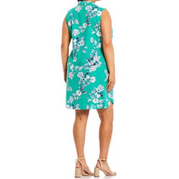 Jessica Howard Plus Size Point Collar Neck Sleeveless Floral Linen Shift Dress - Picture 2 of 11